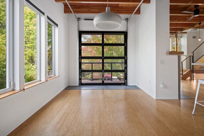 Building Photo - 504 NE Brazee St