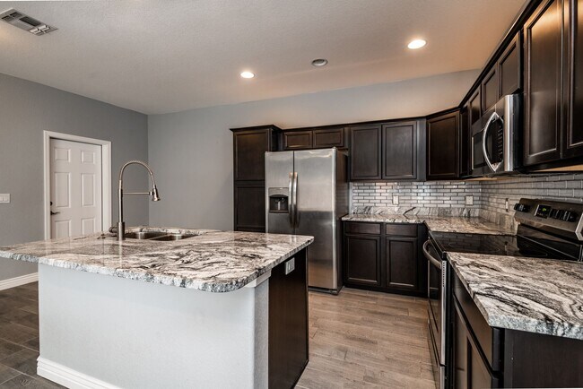 Building Photo - 3 Bedroom 2 Bathroom Home
