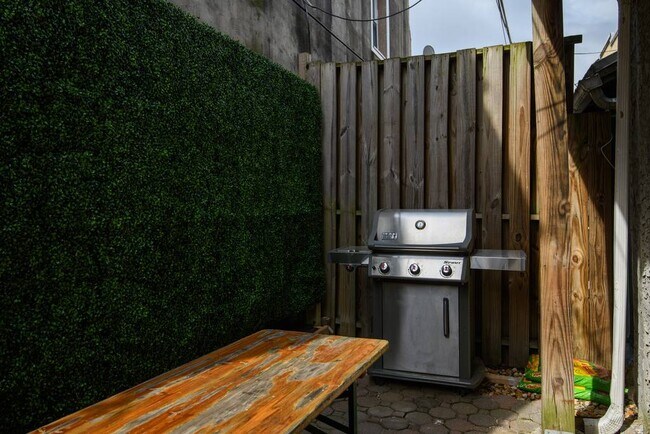 Building Photo - 2028 Webster St