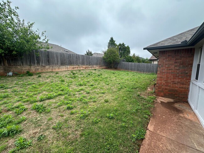 Building Photo - 4 Bed, 2.5 Bath Brick home with 2 car garage