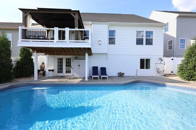 Building Photo - 4 Bedroom, 4 Bath Home w/Backyard Heated Pool overlooking Pearl's Fen