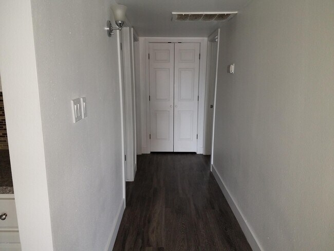 Building Photo - 1500 W Rio Salado Pkwy