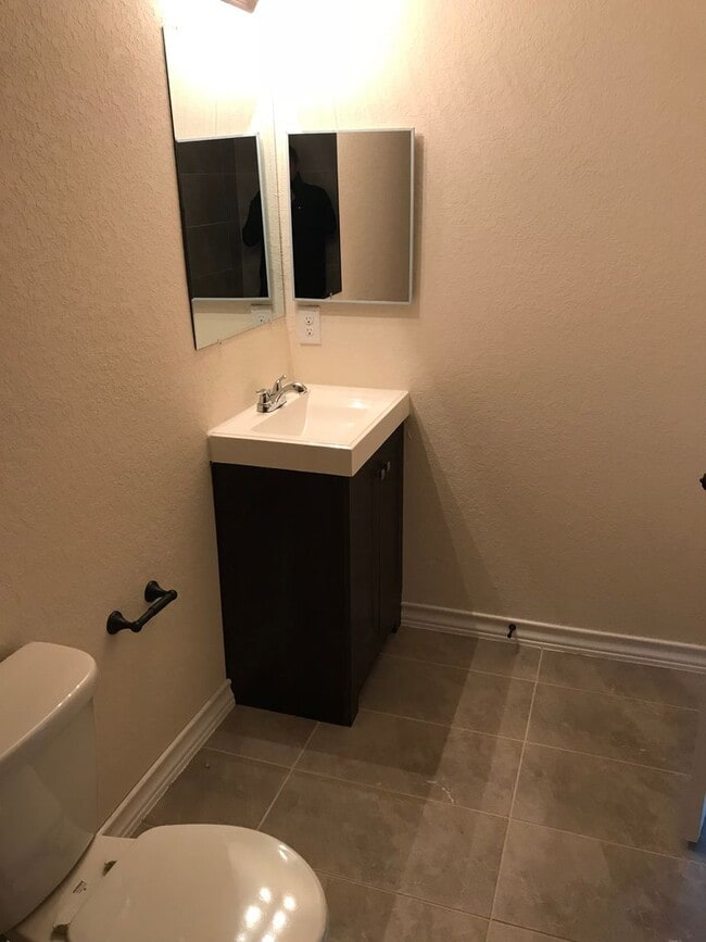 Building Photo - Town home for rent