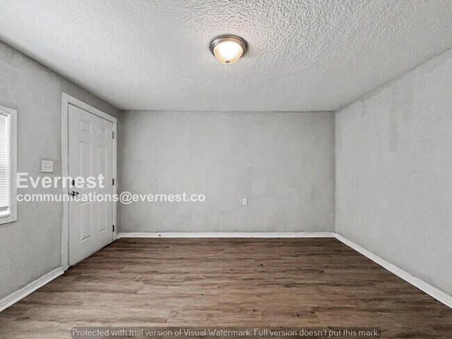 Building Photo - 3 Bed, 2 Bath Home with Modern Amenities / Pet-Friendly / Available Now!