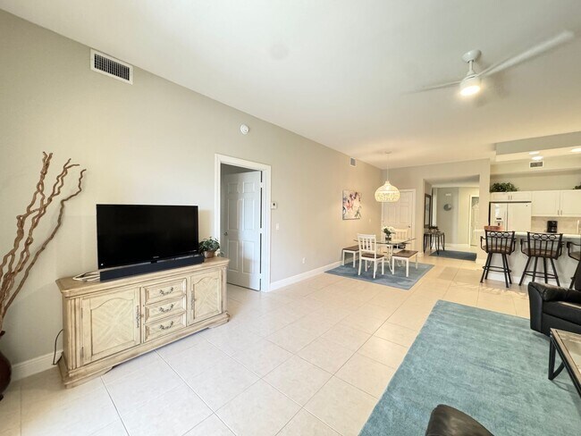 Building Photo - Newly Renovated & Available Now - Furnishe...