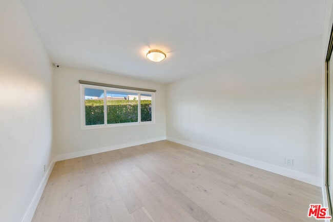 Building Photo - 826 N Tigertail Rd