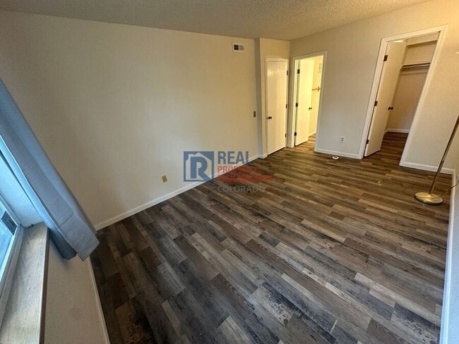 Building Photo - 1075 S Elkhart Way