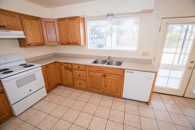 Building Photo - Spacious 3 Bedroom, 2 Bath Home with Updat...