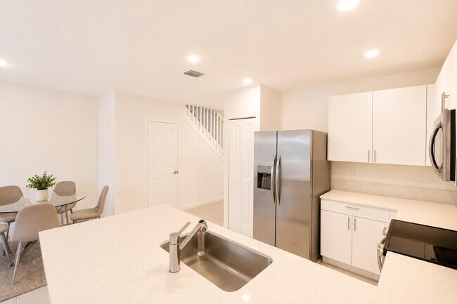 Building Photo - 5085 SW 37th St