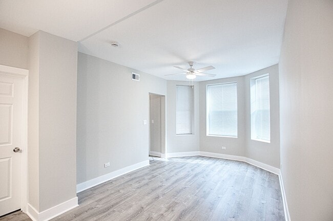 Building Photo - Beautiful 4bed/2bath GARDEN unit in Bucktown! Central Air! In-Unit Laundry!