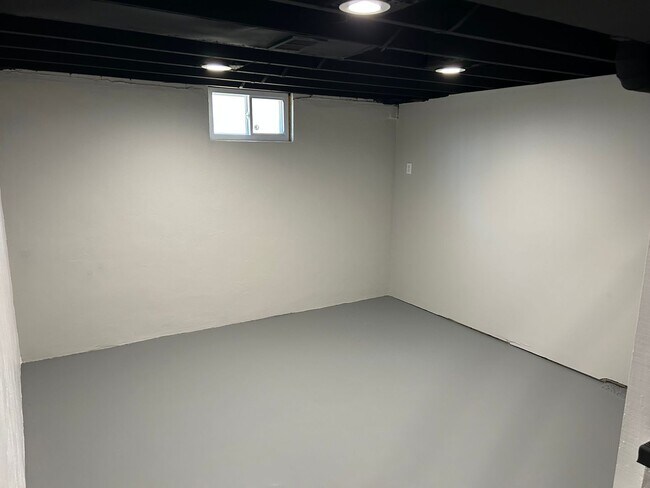 Building Photo - Modern Renovation in Sought-After Area