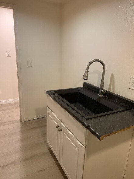 Building Photo - 1039 Barston Ave