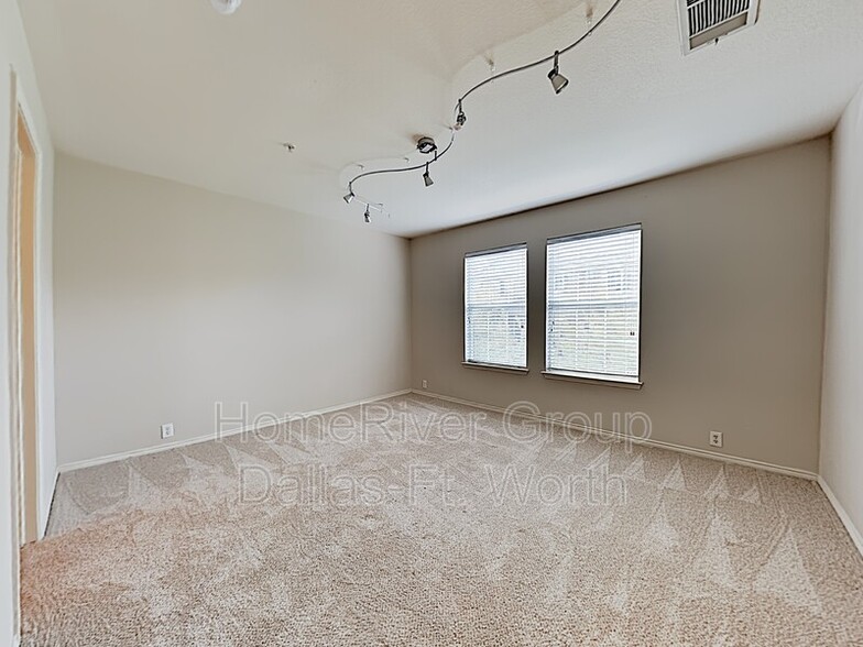 Building Photo - 2216 Stoneleigh Pl