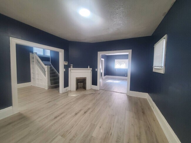 Building Photo - 1365 E 89th St
