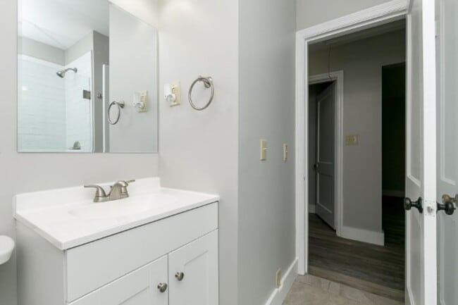 Building Photo - Beautiful Donelson Home in Great Location ...