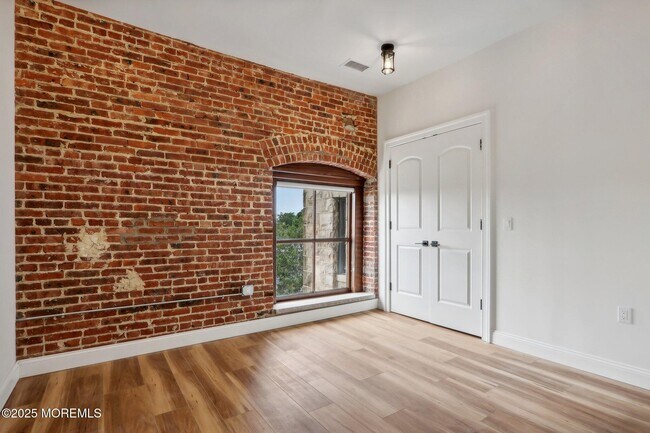 Building Photo - 179 Chelsea Ave