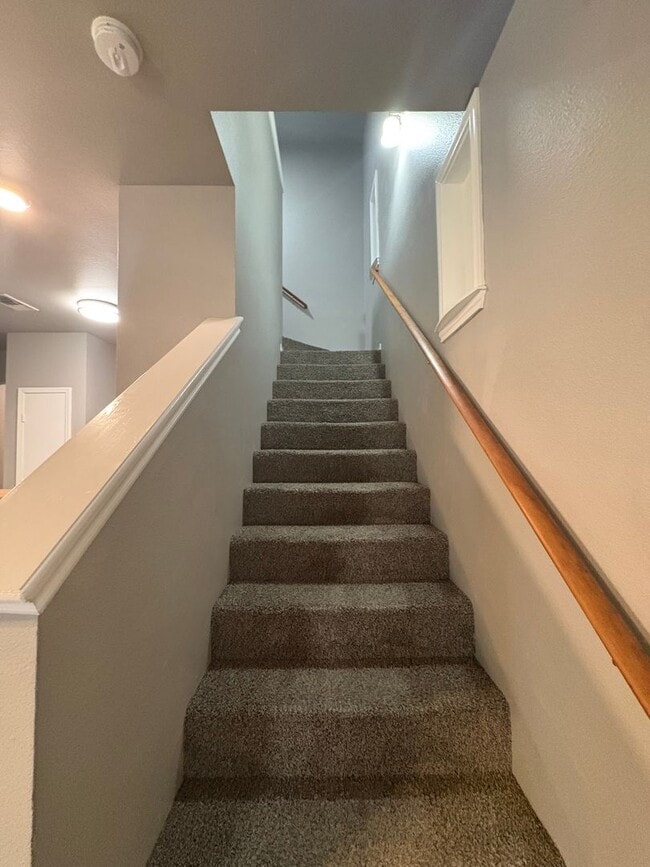 Building Photo - Newly Renovated Town-home