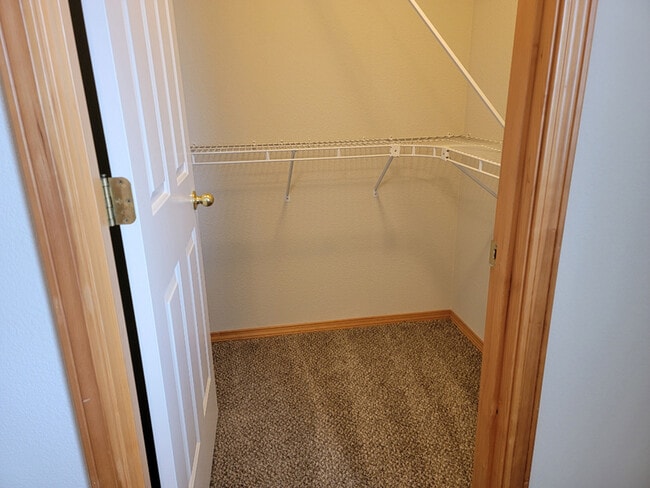 Building Photo - 1085 Golden Pheasant Dr