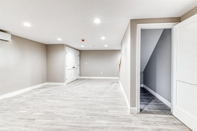 Building Photo - 79 Roslyn Rd