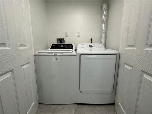 Building Photo - 10 Beaver Brook Rd