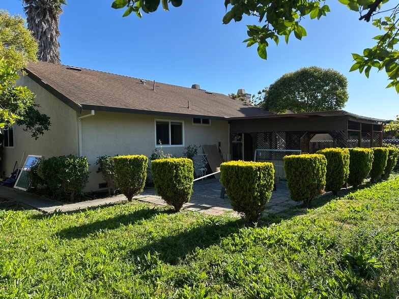 Building Photo - 1465 Madrone Way