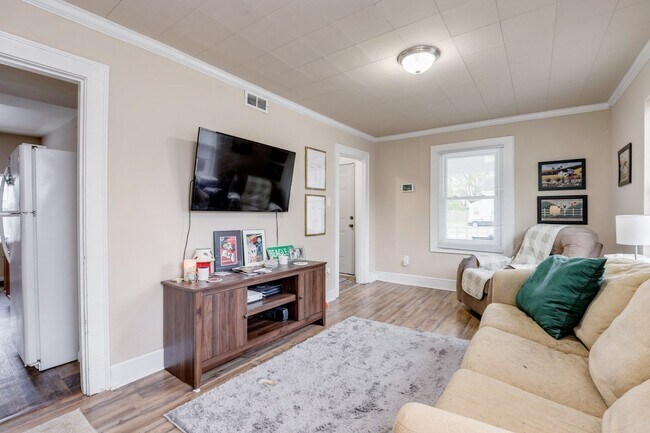 Building Photo - Renovated and Roomy 3 Bedroom Home in the ...