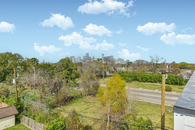 Building Photo - 3808 Ennis St