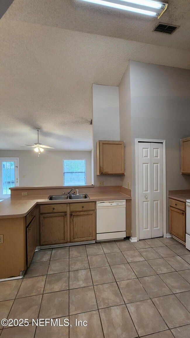 Building Photo - 8800 Mountain Lake Dr S