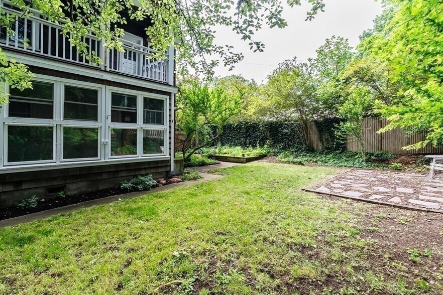 Building Photo - 109 Rockview St