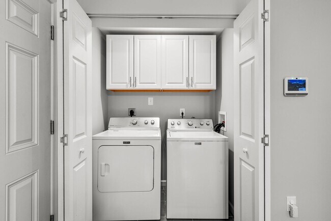 Building Photo - 4 Bedroom, 2.5 Bath Single Family Home in ...