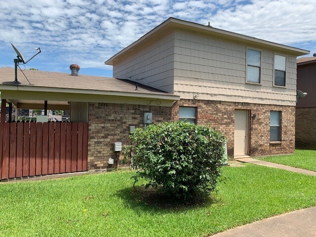 Building Photo - 303 Carriage Square Dr