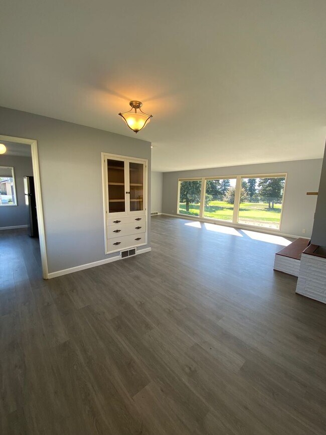 Building Photo - Four Bed, Two Bath Single Family Home with Fantastic View ON the Golf Course!