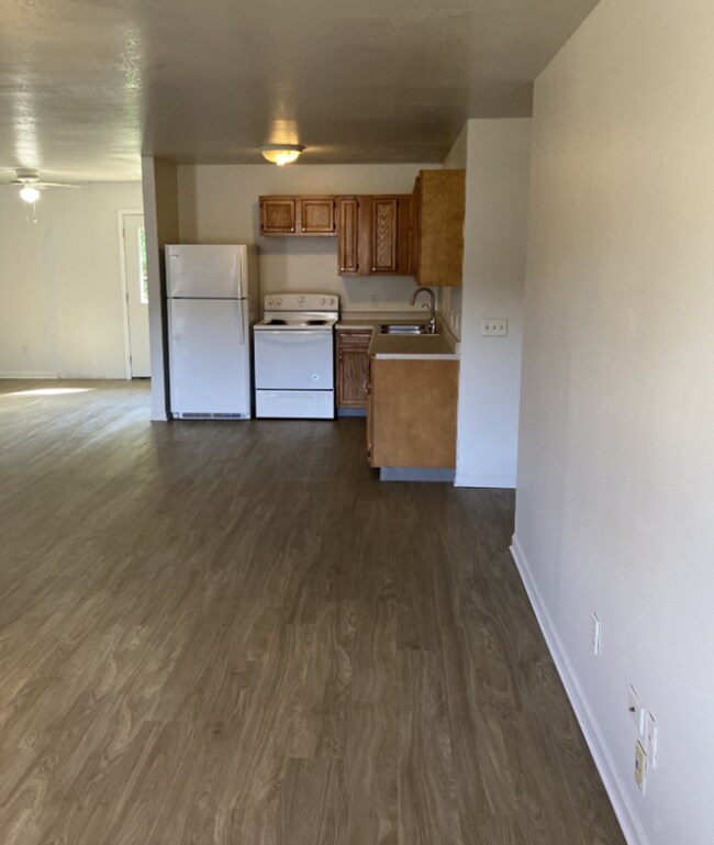 Building Photo - 1101 S 17th Ave W