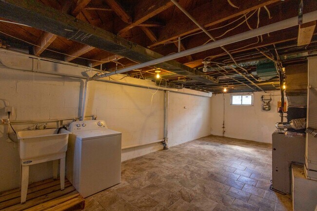 Building Photo - 2019 Grinnalds Ave