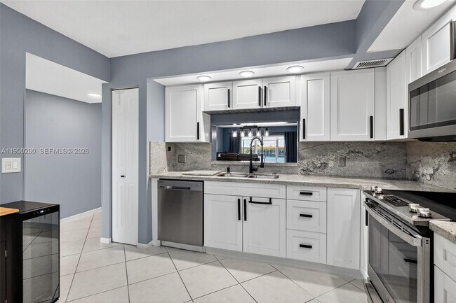 Building Photo - 13100 SW 11th Ct