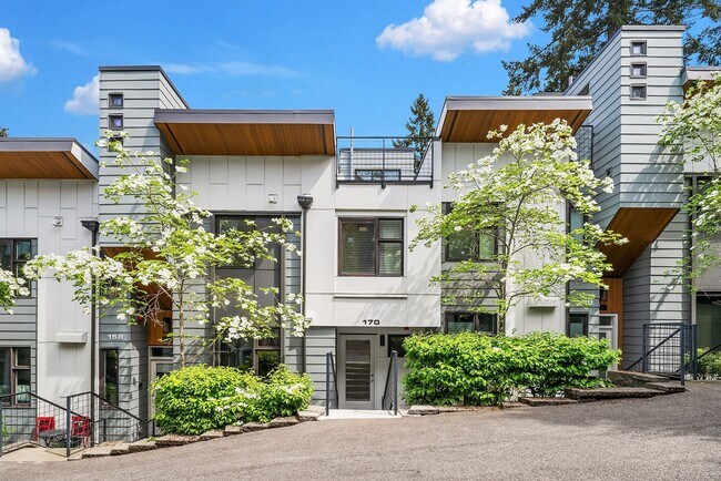 Building Photo - Fantastic Bellevue Townhouse with View...
