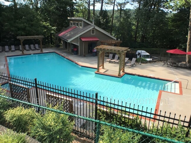 Building Photo - 1104 Riverview Dr