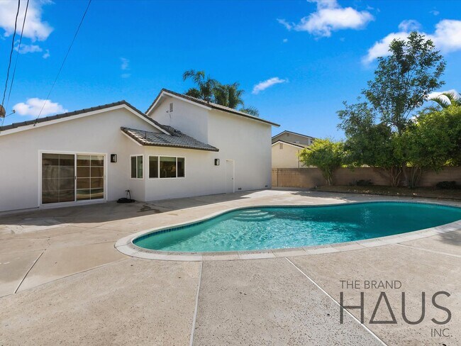 Building Photo - Two Primary Bedrooms, Pool, & Air Conditio...