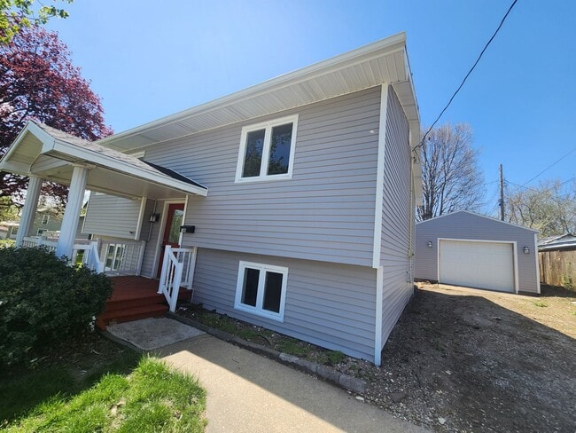 Building Photo - 3 Bedroom 2 Bath Home Available in Knoxville