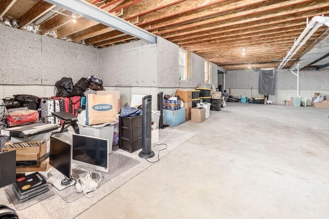 Building Photo - 5962 Laurel Ln