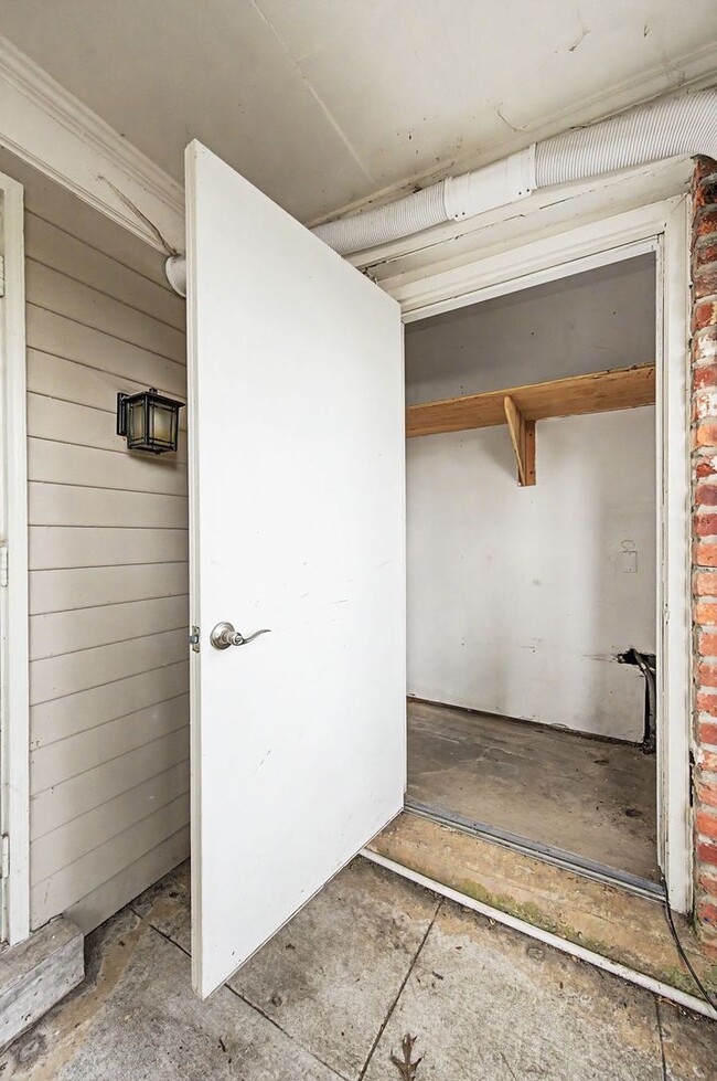 Building Photo - Fantastic 1BR/1BA condo in the desirable Georgetown Condominiums in the heart of Green Hills!