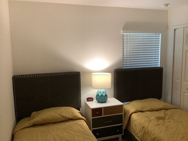 Building Photo - Furnished 4-Bedroom Pool Home in Davenport...