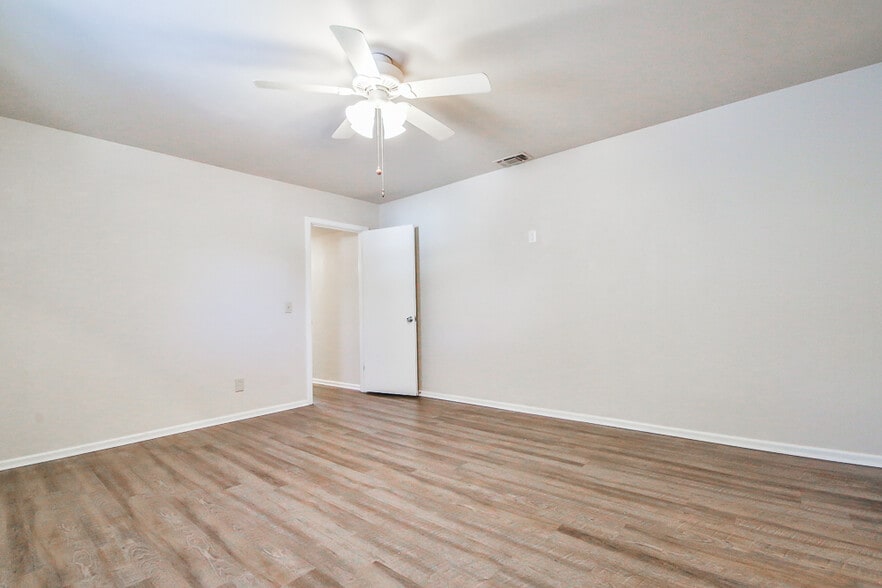 Building Photo - 711 6th Plz