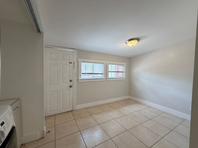 Building Photo - 1266 Osceola St