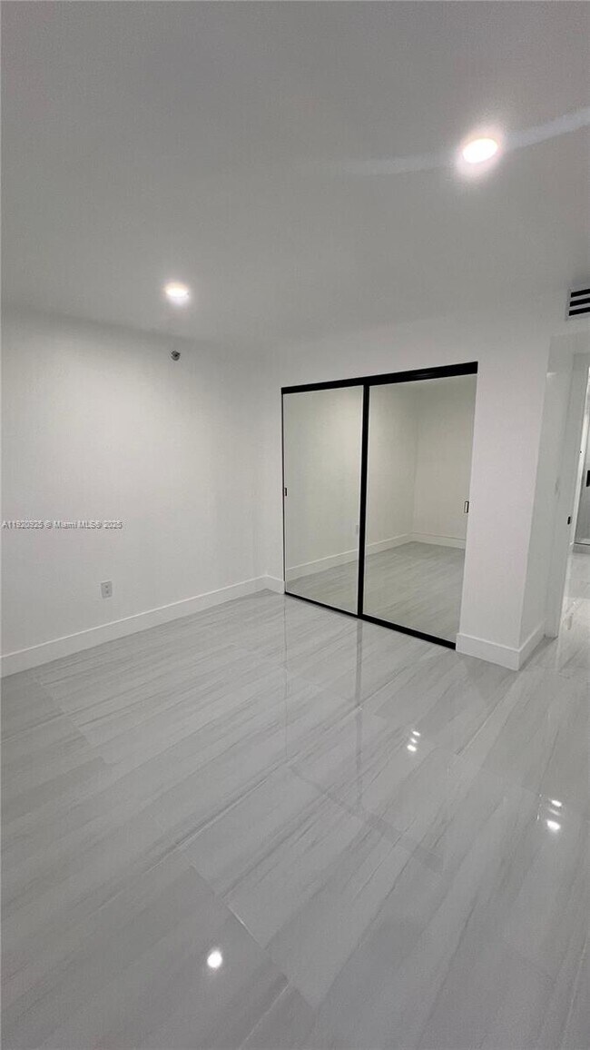 Building Photo - 9686 Fontainebleau Blvd