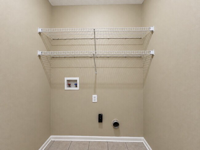 Building Photo - 6107 Blackstone Dr