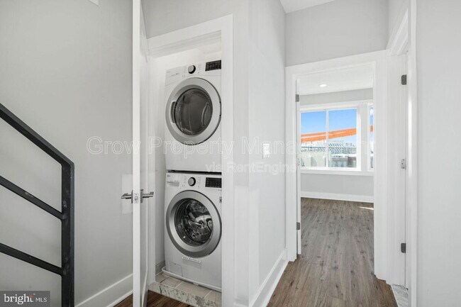 Building Photo - 1904 E York St