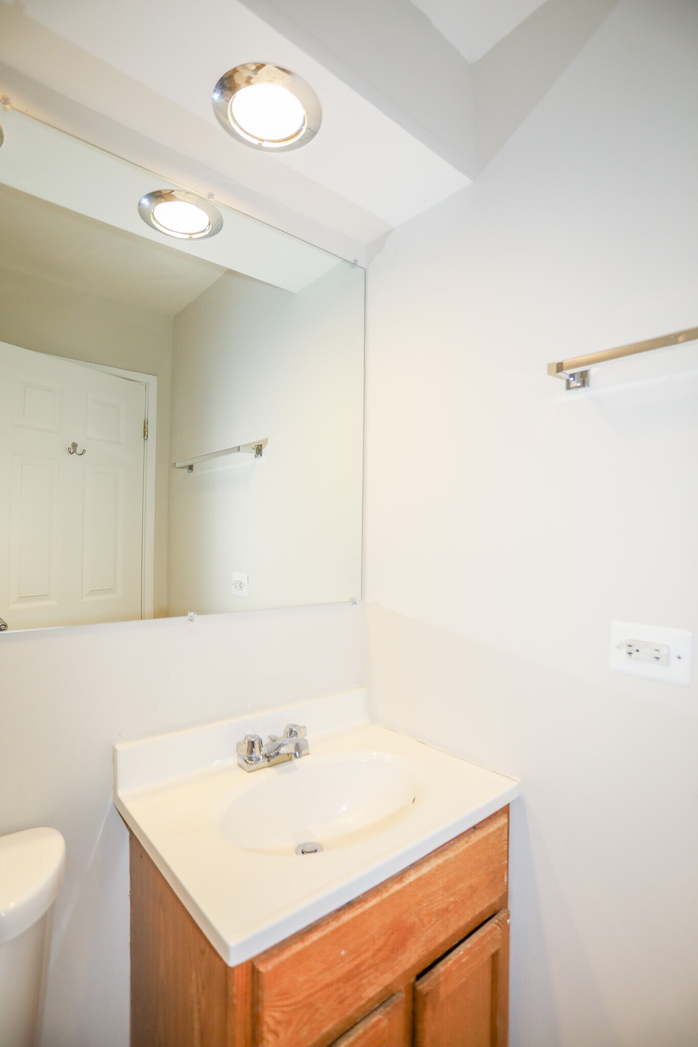 Building Photo - 5847 N Kenmore Ave