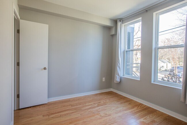 Building Photo - Gorgeous 4 BR/3.5 BA EOG Townhome in Silve...