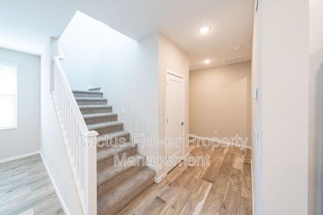 Building Photo - 2851 S Central Dr